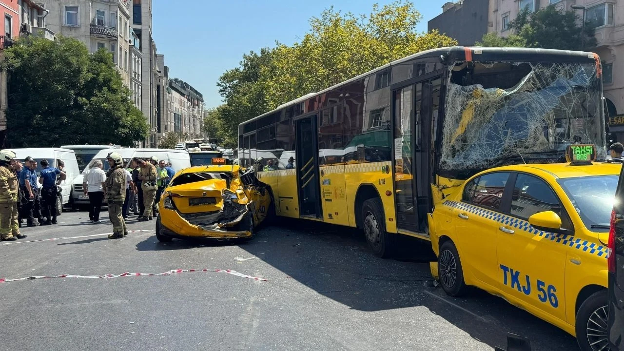 Beyoğlu’nda 9 aracın karıştığı zincirleme kaza!