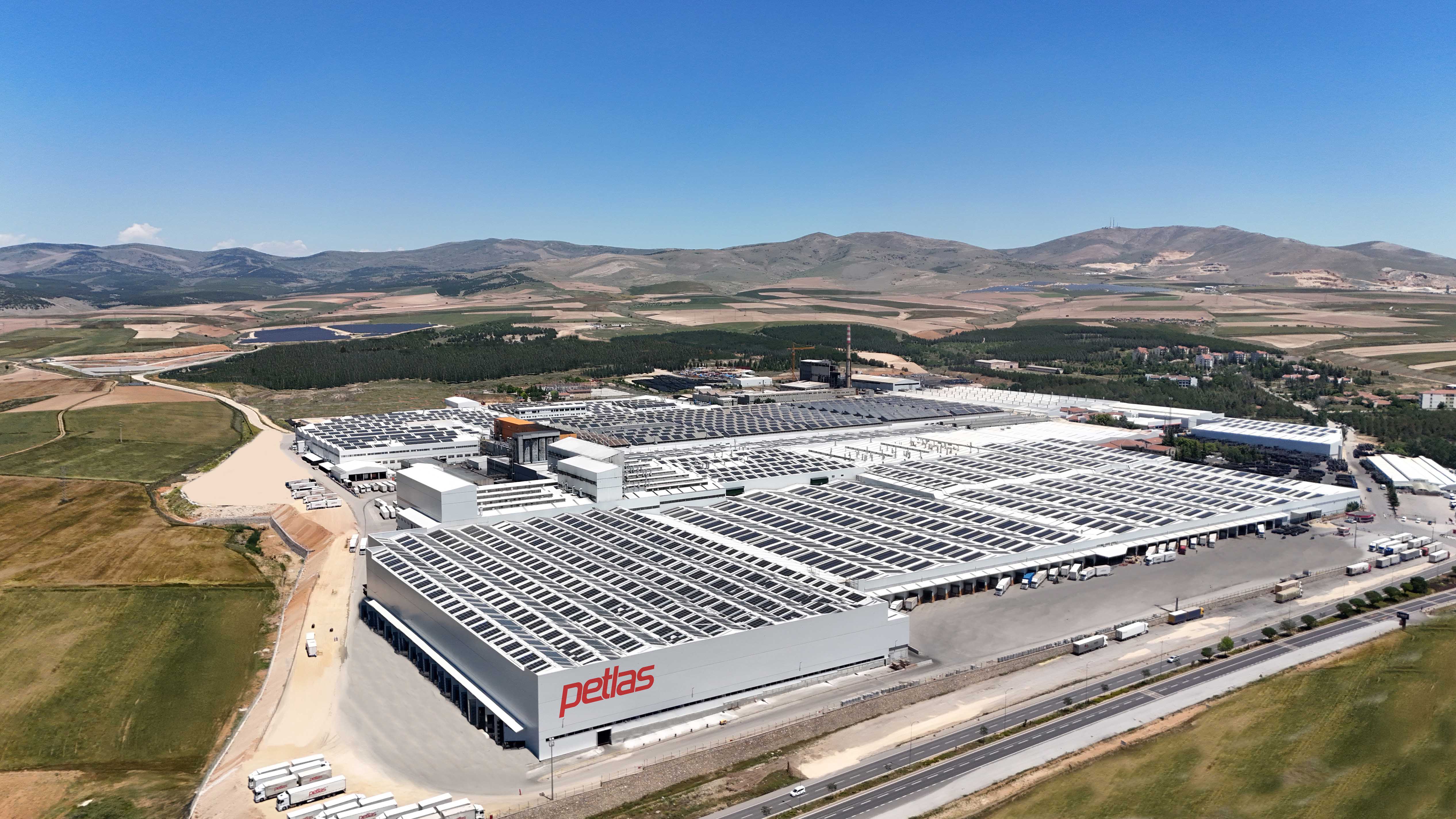 Petlas’tan bir ilk: Yerli terminal çekici lastiği üretildi!